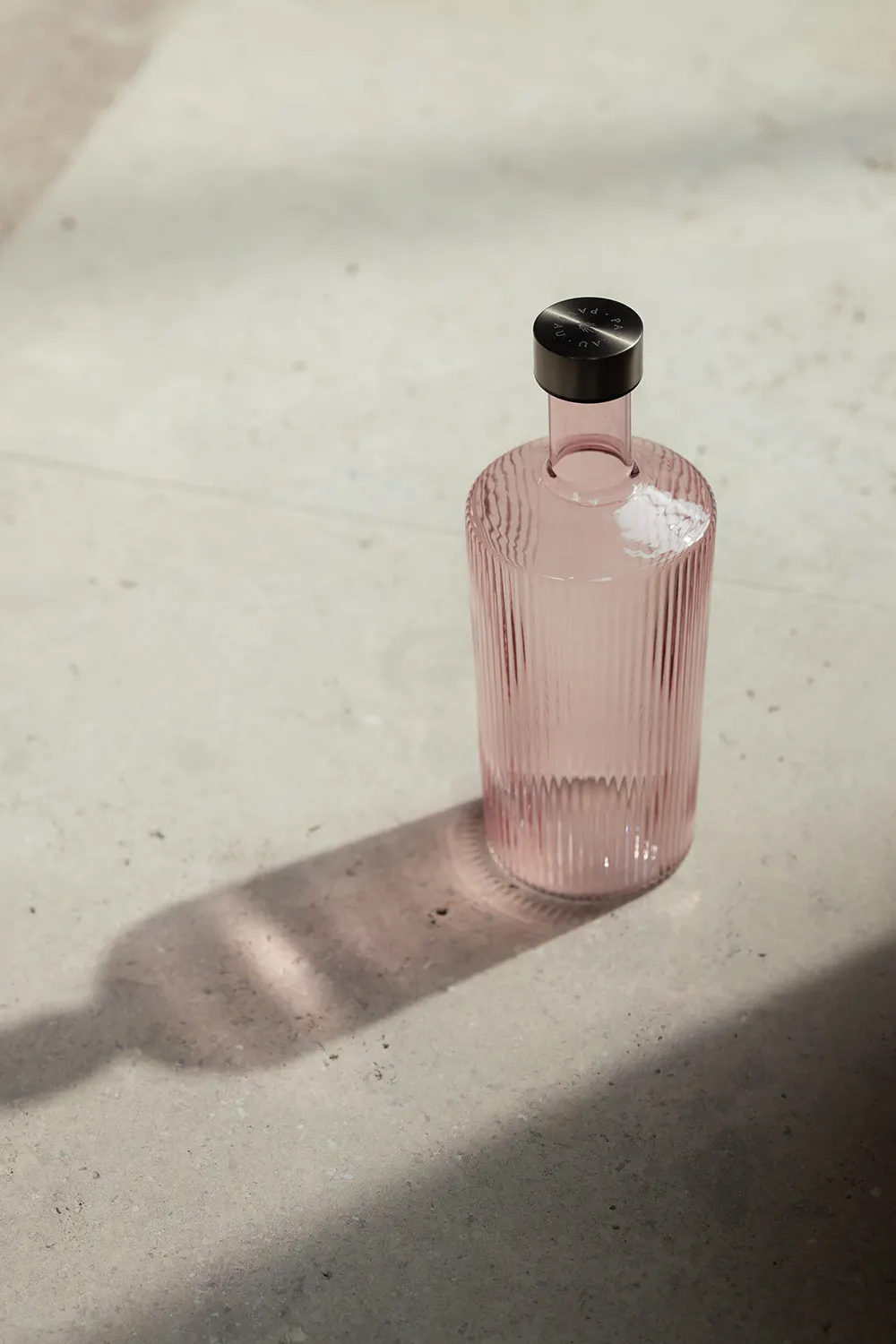 Paveau Ribbed Large roze fles ribbelglas