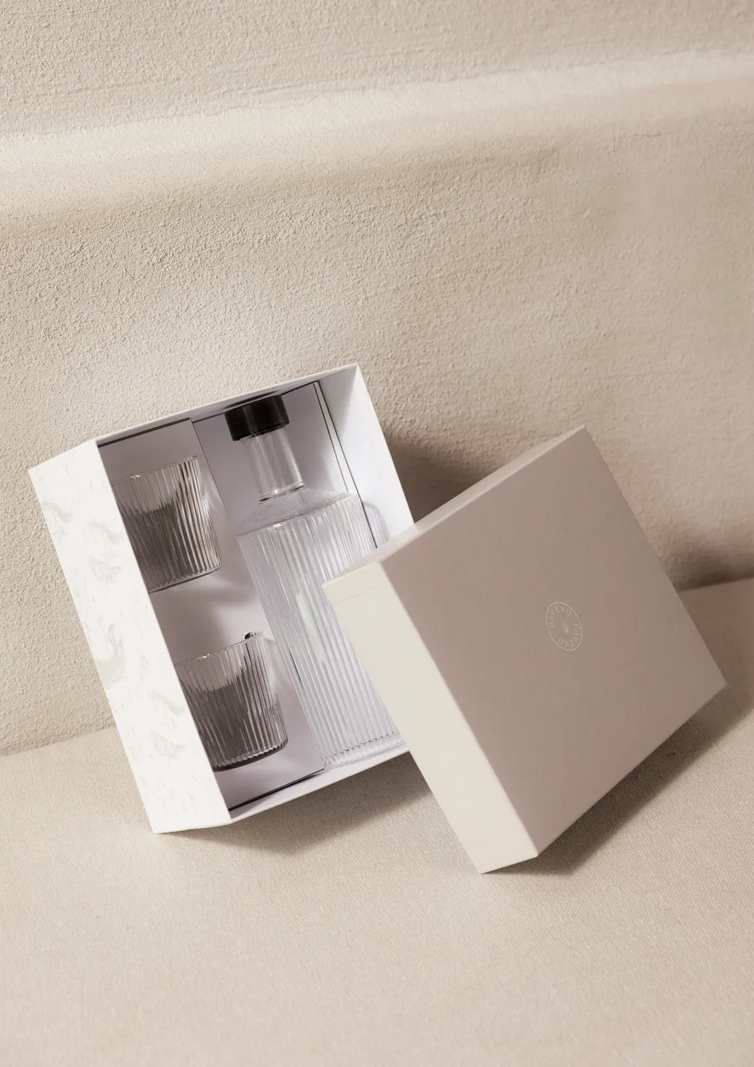 Paveau Ribbed White Haven geschenkset fles 1,25 l + glazen